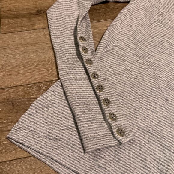 J.McLaughlin Button Sleeve Longsleeve Top - Picture 2 of 5